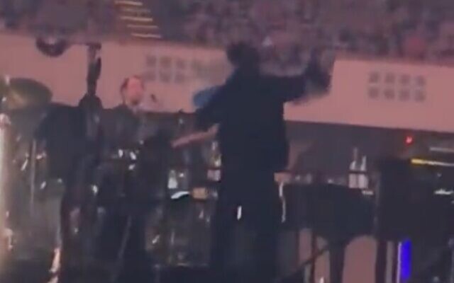 A man rushes the stage with an Israel flag during a Roger Waters concert in Frankfurt, Germany, May 28, 2023. (Screenshot: Twitter; Used in accordance with Clause 27a of the Copyright Law) A man rushes the stage with an Israel flag during a Roger Waters concert in Frankfurt, Germany, May 28, 2023. (Screenshot: Twitter; Used in accordance with Clause 27a of the Copyright Law)