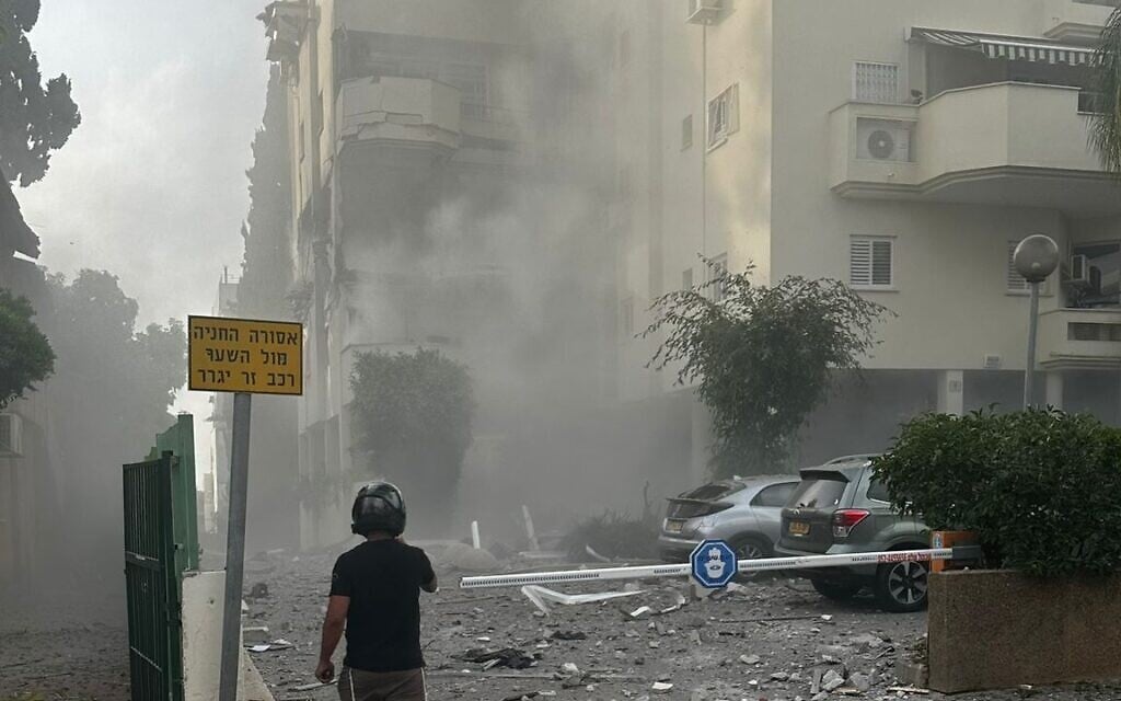 A building in Rehovot sufferes a direct strike by a Rocket on May 11, 2023 (Twitter: used in accordance with Clause 27a of the Copyright Law)