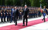 President Isaac Herzog (L) reviews an honor guard in Baku alongside Azerbaijani President Ilham Aliyev, May 30, 2023 (Haim Zach/GPO)