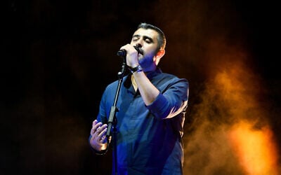 Israeli singer Ishay Ribo performing at the Sultan's Pool in Jerusalem, on September 21, 2022. (Arie Leib Abrams/Flash90)