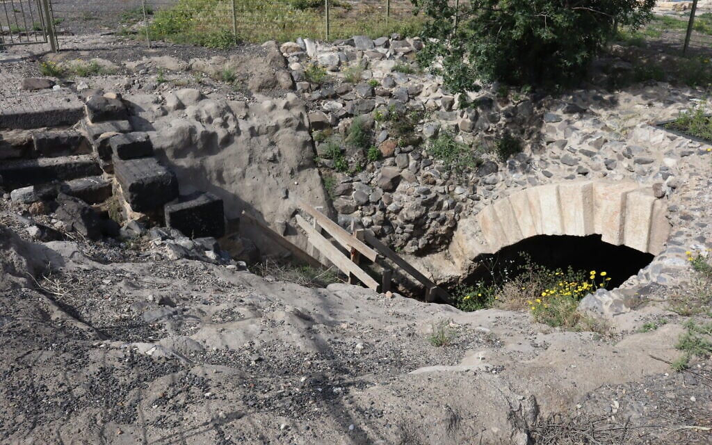 Steps going down into a cistern at Sussita. (Shmuel Bar-Am)