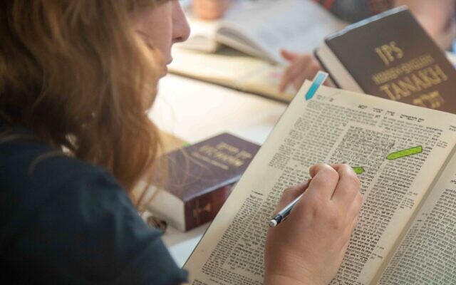 A woman studying Talmud at SVARA (Image: SVARA)