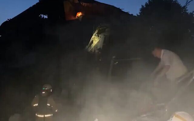 Rescue workers at the site of a Russian airstrike in the Ukrainian city of Dnipro, June 3, 2023. (Twitter video screenshot: used in accordance with Clause 27a of the Copyright Law) Rescue workers at the site of a Russian airstrike in the Ukrainian city of Dnipro, June 3, 2023. (Twitter video screenshot: used in accordance with Clause 27a of the Copyright Law)