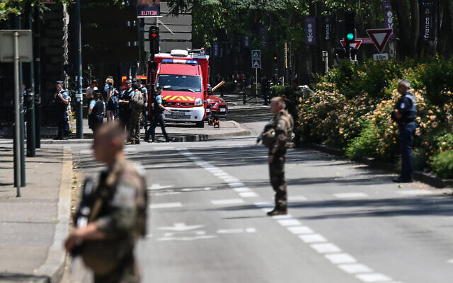 French police officers stand next to an emergency truck following a mass stabbing in Annecy, central-eastern France on June 8, 2023. (OLIVIER CHASSIGNOLE/AFP) French police officers stand next to an emergency truck following a mass stabbing in Annecy, central-eastern France on June 8, 2023. (OLIVIER CHASSIGNOLE/AFP)