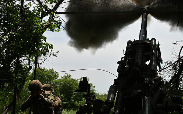 Ukrainian artillerymen fire a howitzer toward Russian positions near Avdiivka in the Donetsk region on June 23, 2023, amid the Russia's invasion of Ukraine. (Genya Savilov/AFP) Ukrainian artillerymen fire a howitzer toward Russian positions near Avdiivka in the Donetsk region on June 23, 2023, amid the Russia's invasion of Ukraine. (Genya Savilov/AFP)
