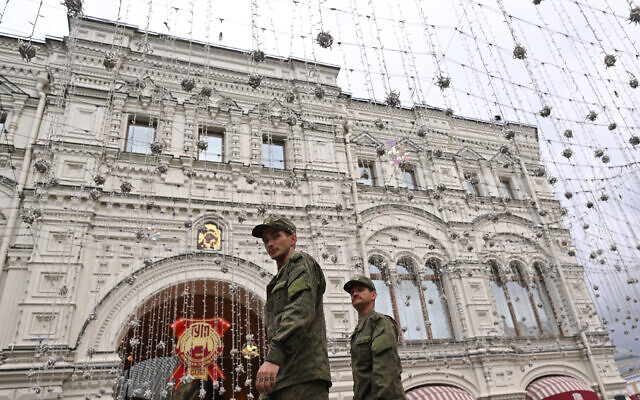 Russian servicemen walk past the GUM, State Department store, in the center of Moscow, on June 24, 2023. (Natalia Kolesnikova/AFP) Russian servicemen walk past the GUM, State Department store, in the center of Moscow, on June 24, 2023. (Natalia Kolesnikova/AFP)