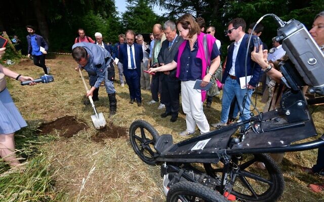 A worker takes part during a demonstration of the equipment that will be used during the search campaign to find the remains of 47 German soldiers and a French woman accused of collaboration, executed in June 1944 by the local resistance, in Meymac western France, on June 27, 2023. (Pascal Lachenaud/AFP) A worker takes part during a demonstration of the equipment that will be used during the search campaign to find the remains of 47 German soldiers and a French woman accused of collaboration, executed in June 1944 by the local resistance, in Meymac western France, on June 27, 2023. (Pascal Lachenaud/AFP)
