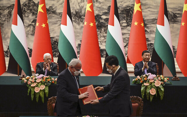 Palestinian Authority Foreign Minister Riyad Al-Maliki, front left, attends a signing ceremony with Chinese Foreign Minister Qin Gang, front right, as Palestinian President Mahmoud Abbas, rear left, and China's President Xi Jinping applaud at the Great Hall of the People in Beijing Wednesday, June 14, 2023. (Jade Gao/Pool Photo via AP) Palestinian Authority Foreign Minister Riyad Al-Maliki, front left, attends a signing ceremony with Chinese Foreign Minister Qin Gang, front right, as Palestinian President Mahmoud Abbas, rear left, and China's President Xi Jinping applaud at the Great Hall of the People in Beijing Wednesday, June 14, 2023. (Jade Gao/Pool Photo via AP)