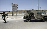 Illustrative: Israeli soldiers at the Tapuah checkpoint near the West Bank city of Nablus, May 30, 2014. (AP Photo/ Nasser Ishtayeh/ File)