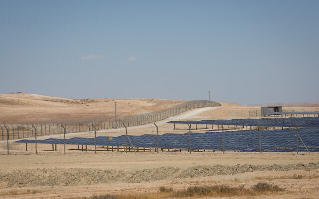 For Illustation: View of solar panels set up in the Negev desert, June 19, 2018. (Miriam Alster/Flash90) For Illustation: View of solar panels set up in the Negev desert, June 19, 2018. (Miriam Alster/Flash90)