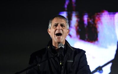 Then-Israel Bar Association head Avi Himi speaks at a rally against Prime Minister Benjamin Netanyahu's new government in Tel Aviv on January 21, 2023. (Gili Yaari /Flash90)