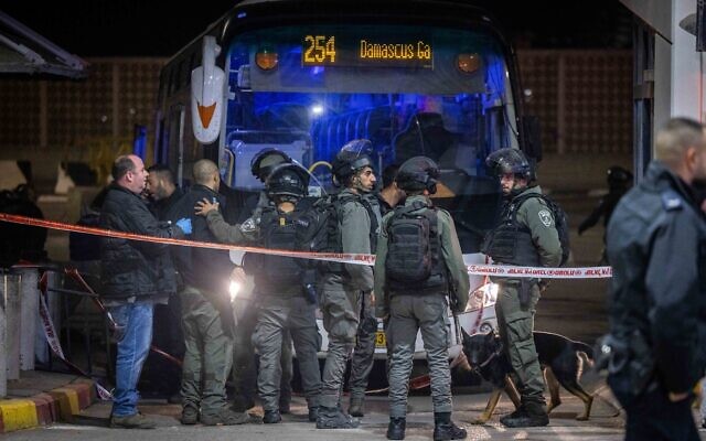 Police at the scene of a stabbing attack at a checkpoint near the Shuafat refugee camp in East Jerusalem. February 13, 2023.(Yonatan Sindel/Flash90) Police at the scene of a stabbing attack at a checkpoint near the Shuafat refugee camp in East Jerusalem. February 13, 2023.(Yonatan Sindel/Flash90)