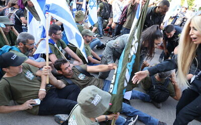 Opponents of the government's judicial overhaul plans protest outside Justice Minister Yariv Levin's home in Modiin, June 27, 2023. (Jonathan Shaul/Flash90)