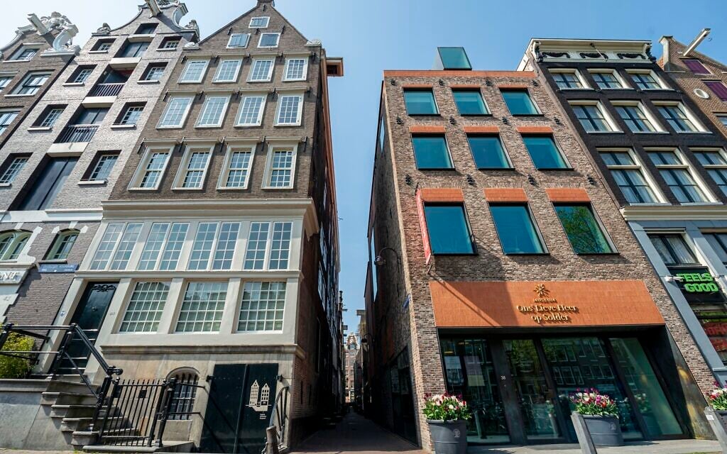 At left, 'Our Lord in the Attic' canal house and concealed church, with modern museum building at right (Rebeka Mell/Our Lord in the Attic)