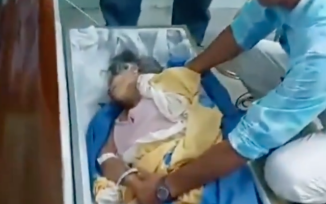 Bella Montoya being attended to after waking up in her coffin in Babahoyo, Ecuador on June 22, 2023. (Twitter screenshot used in accordance with Clause 27a of the Copyright Law) Bella Montoya being attended to after waking up in her coffin in Babahoyo, Ecuador on June 22, 2023. (Twitter screenshot used in accordance with Clause 27a of the Copyright Law)