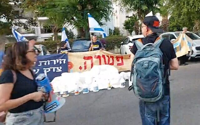 Anti-overhaul activists demonstrate outside the Tel Aviv home of Opposition Leader Yair Lapid, June 6, 2023 (screenshot: Twitter) Anti-overhaul activists demonstrate outside the Tel Aviv home of Opposition Leader Yair Lapid, June 6, 2023 (screenshot: Twitter)