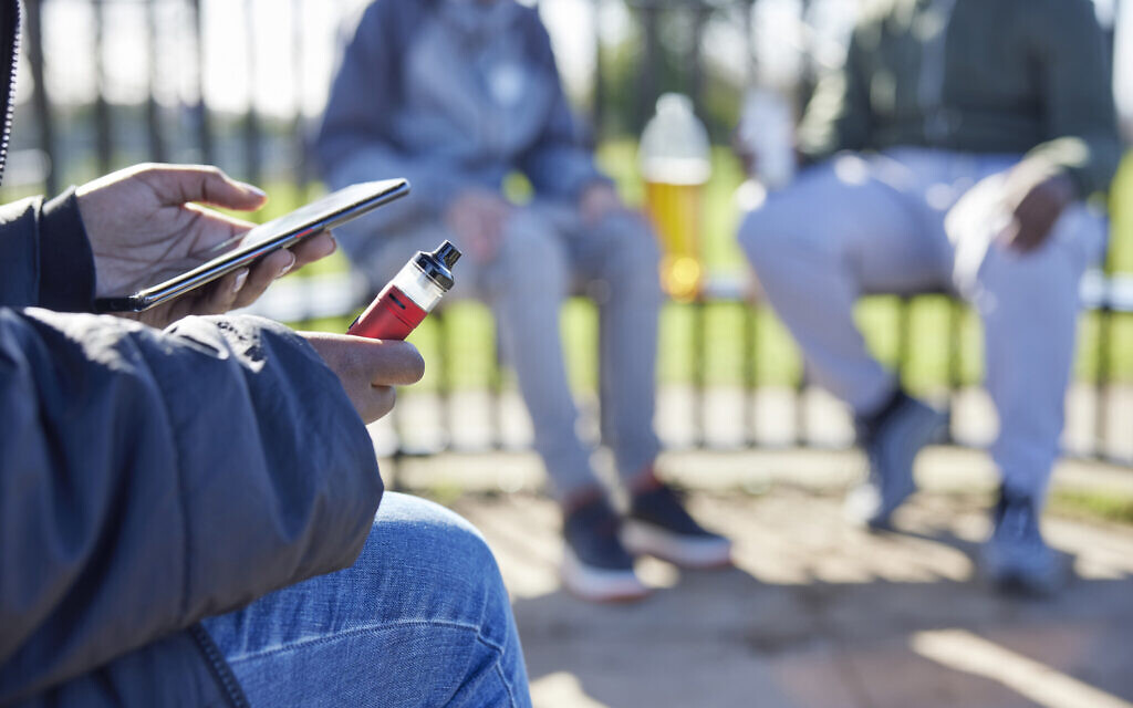 Teenagers vaping in a park. (iStock)