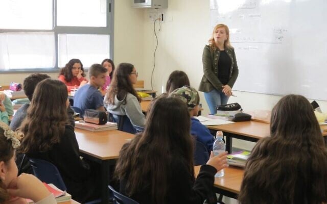 An image of a teacher in an Israeli classroom, from the Merchavim Institute website.