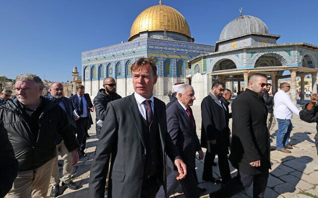 Head of the European Union's mission to the West Bank and Gaza Strip Sven Kühn von Burgsdorff (C), accompanied by the general director of the Islamic Waqf (Endowment) Azzam al-Khatib (to his right), visits the Al-Aqsa mosque compound atop the Temple Mount in Jerusalem's Old City, on January 18, 2023. (AHMAD GHARABLI / AFP)