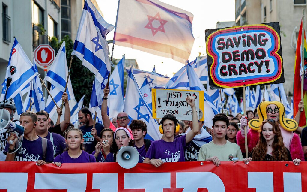 Demonstrators gather for a protest against the Israeli government's judicial overhaul plans in Tel Aviv on July 8, 2023. (JACK GUEZ / AFP)