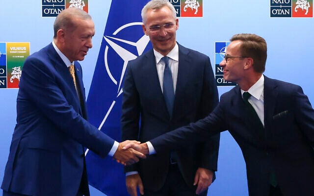Turkish President Tayyip Erdogan (L) and Swedish Prime Minister Ulf Kristersson shake hands in front of NATO Secretary-General Jens Stoltenberg prior to their meeting, on the eve of a NATO summit, in Vilnius on July 10, 2023. (YVES HERMAN / POOL / AFP) Turkish President Tayyip Erdogan (L) and Swedish Prime Minister Ulf Kristersson shake hands in front of NATO Secretary-General Jens Stoltenberg prior to their meeting, on the eve of a NATO summit, in Vilnius on July 10, 2023. (YVES HERMAN / POOL / AFP)