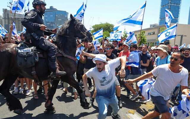Mounted police move to disperse a protest against the judicial overhaul in Tel Aviv, on July 11, 2023. (JACK GUEZ / AFP) Mounted police move to disperse a protest against the judicial overhaul in Tel Aviv, on July 11, 2023. (JACK GUEZ / AFP)