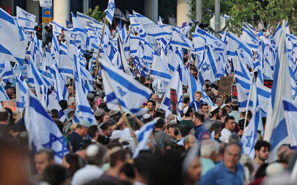 Demonstrators backing the Israeli government and its reform plans rally in Tel Aviv, the epicenter of 29 straight weeks of anti-government protests, on July 23, 2023. (Jack Guez / AFP)