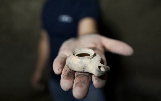 An oil lamp uncovered in Jerusalem's Old City, June 27, 2013. (Yonatan Sindel / Flash90 ) An oil lamp uncovered in Jerusalem's Old City, June 27, 2013. (Yonatan Sindel / Flash90 )