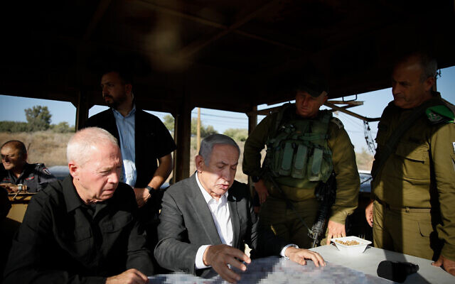 Prime Minister Benjamin Netanyahu (C) and Defense Minister Yoav Gallant (L) visit the Salem checkpoint near Jenin in the northern West Bank, July 4, 2023  (Shir Torem/Flash90)