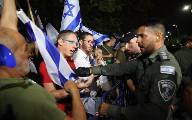 Israelis protest against the judicial overhaul, outside Justice Minister Yariv Levin's home in Modiin, June 6, 2023. (Jonathan Shaul/Flash90)