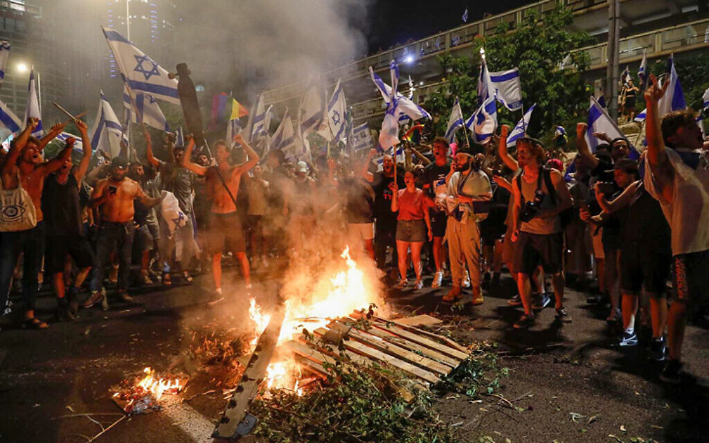 Anti-overhaul activists block the Ayalon Highway in Tel Aviv, during a protest against the judicial overhaul, on July 24, 2023. Photo by Miriam Alster/Flash90 *** Local Caption *** 
????
?????
????
?????
?????
??????
??????