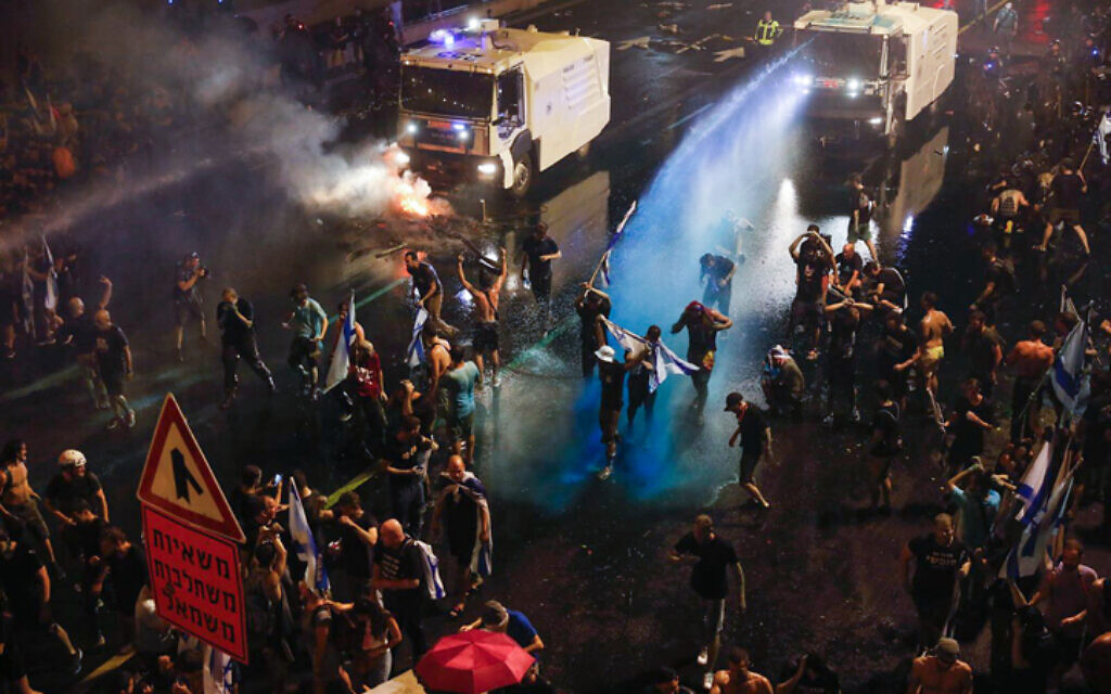 Anti-overhaul activists clash with police on the Ayalon Highway in Tel Aviv, during a protest against the judicial overhaul, on July 24, 2023. (Miriam Alster/Flash90)