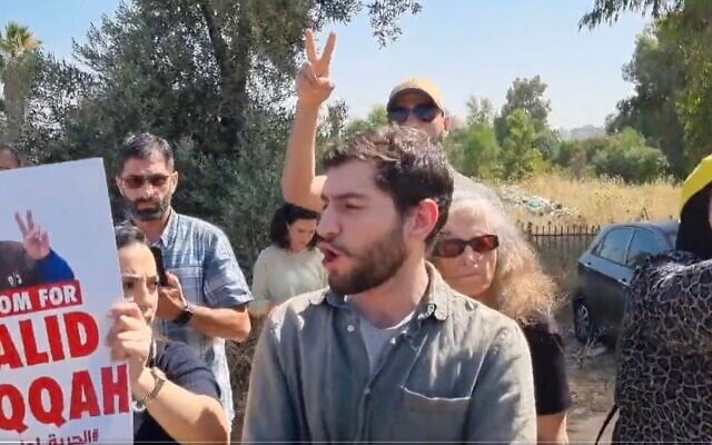 Screen capture from video of left-wing activist Gil Hammerschlag, June 2023. (Twitter. Used in accordance with Clause 27a of the Copyright Law) Screen capture from video of left-wing activist Gil Hammerschlag, June 2023. (Twitter. Used in accordance with Clause 27a of the Copyright Law)
