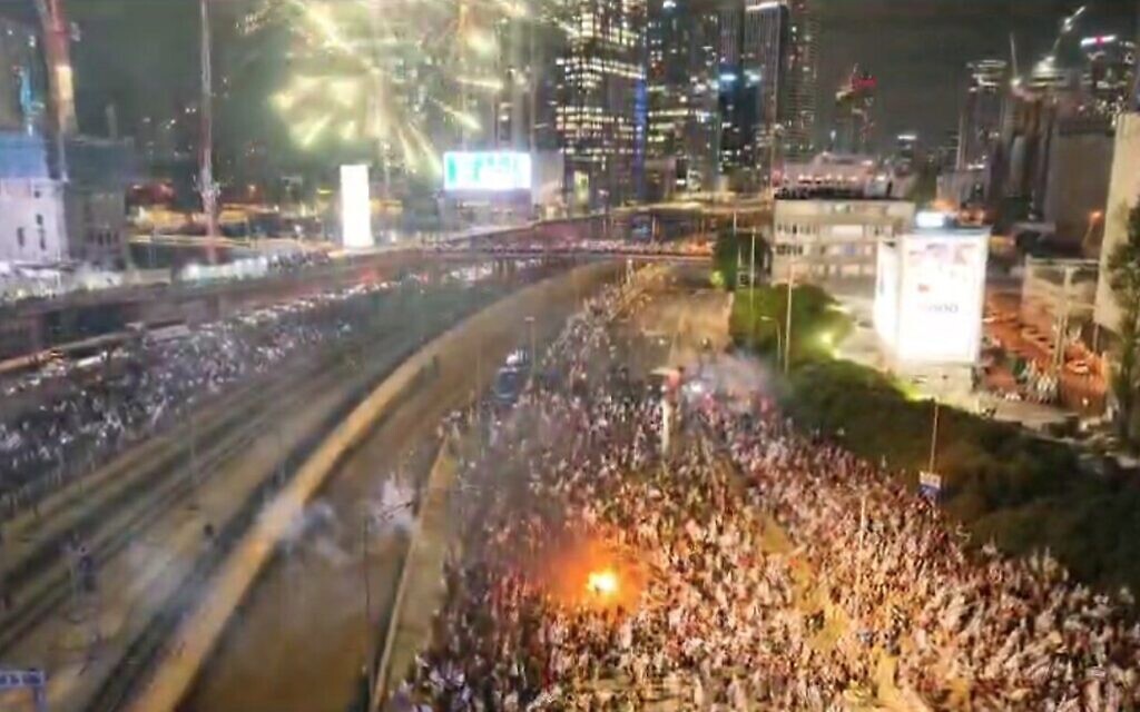 Fireworks are set off in solidarity with protesters above the blocked Ayalon Highway in Tel Aviv, following the resignation of Tel Aviv police chief Ami Ashed, on July 5, 2023. (Photo by OREN ZIV / AFP)