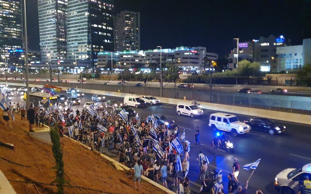 Protesters on the Ayalon highway in Tel Aviv, July 20, 2023. (Tali Melamed)