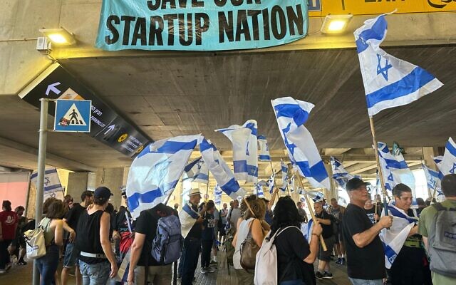 Anti-overhaul protests at Ben Gurion Airport, July 11, 2023 (Ido Lempert)