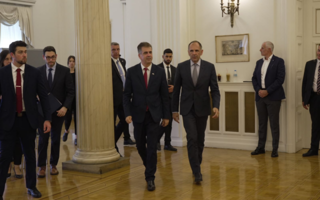 Foreign Minister Eli Cohen (left) and his Greek counterpart, Giorgos Gerapetritis, meet in Athens on July 6, 2023. (Kitas Christos)