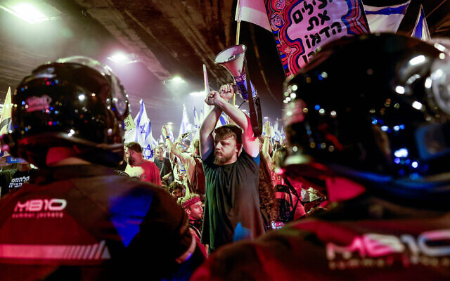 Anti-overhaul activists protest in Tel Aviv, July 27, 2023. (Chaim Goldberg/Flash90)