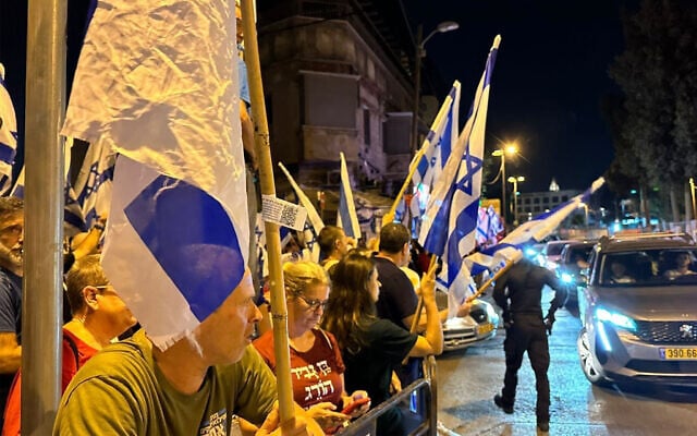 Protesters outside the Ramle police station, July 3, 2023. (Gaby Danziger) Protesters outside the Ramle police station, July 3, 2023. (Gaby Danziger)