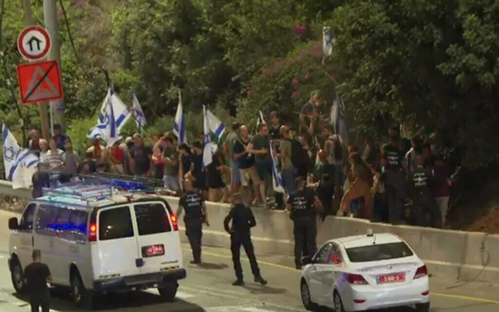 Protesters attempting to enter the Ayalon freeway in Tel Aviv on July 11, 2023. (Screen capture: Mako.co.il)