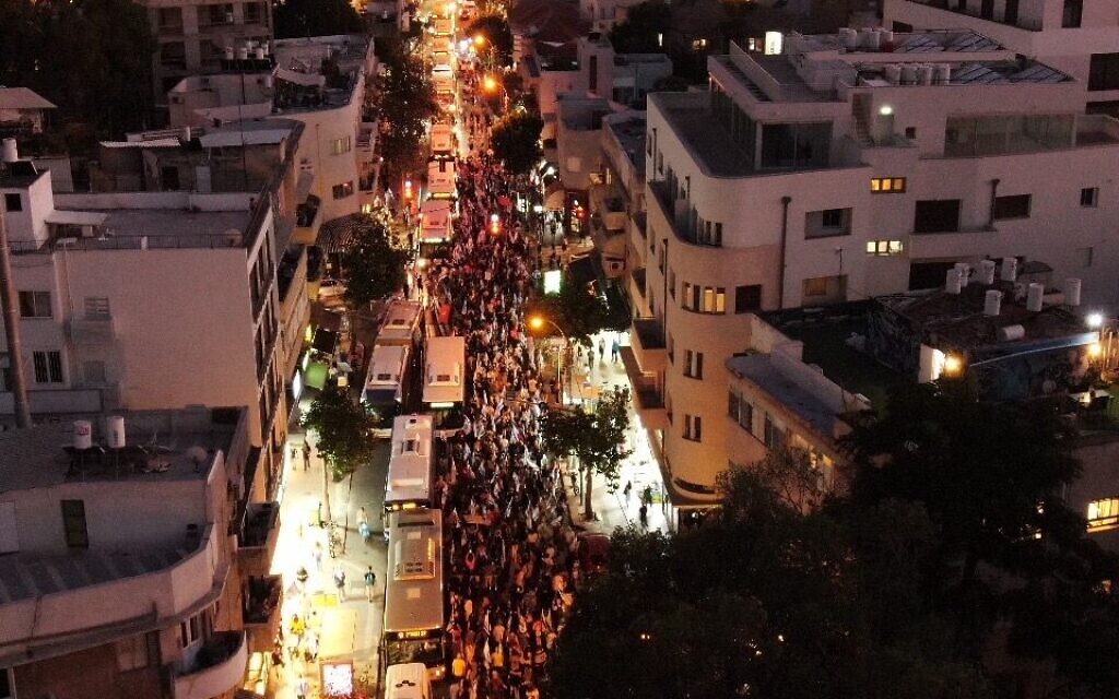 Anti-overhaul protesters march in Tel Aviv, July 20, 2023 (Roni Levinson)