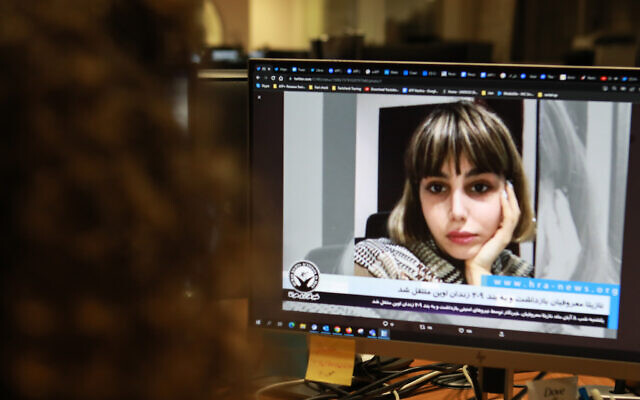 A woman in the Cypriot capital Nicosia, looks at a screen on on November 4, 2022, displaying an undated video of Iranian journalist Nazila Maroufian. (Alex MITA / AFP) A woman in the Cypriot capital Nicosia, looks at a screen on on November 4, 2022, displaying an undated video of Iranian journalist Nazila Maroufian. (Alex MITA / AFP)
