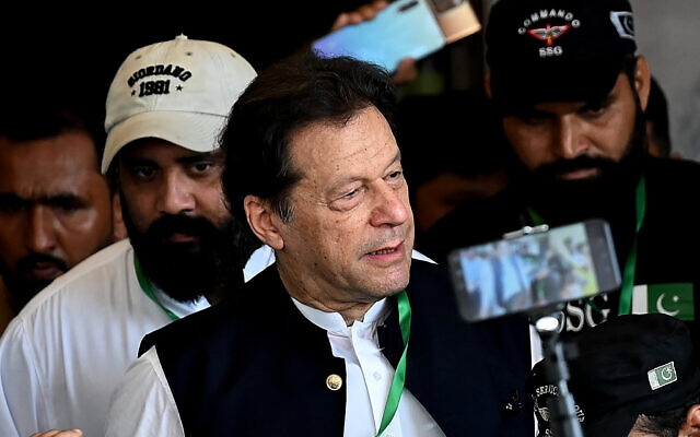File: Pakistan's former Prime Minister Imran Khan (C) leaves after appearing in the Supreme Court in Islamabad on July 26, 2023 (Aamir QURESHI / AFP) File: Pakistan's former Prime Minister Imran Khan (C) leaves after appearing in the Supreme Court in Islamabad on July 26, 2023 (Aamir QURESHI / AFP)