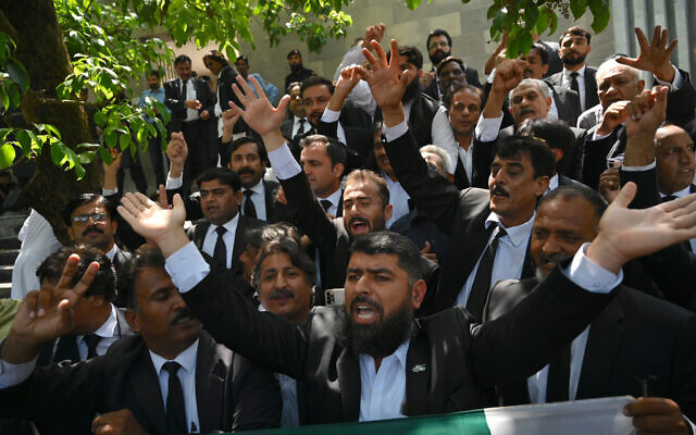 Lawyers and supporters of Pakistan's former prime minister Imran Khan celebrate outside the High Court in Islamabad on August 29, 2023, after suspension of Khan's prison sentence for a graft conviction. (Photo by FAROOQ NAEEM / AFP) Lawyers and supporters of Pakistan's former prime minister Imran Khan celebrate outside the High Court in Islamabad on August 29, 2023, after suspension of Khan's prison sentence for a graft conviction. (Photo by FAROOQ NAEEM / AFP)