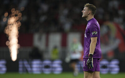 Maccabi's goalkeeper Daniel Peretz reacts end of the Europa Conference League play-off, second leg soccer match between Nice and Maccabi Tel Aviv at the Allianz Riviera stadium in Nice, France, August 25, 2022. (AP Photo/Daniel Cole, File)