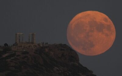 The supermoon rises behind the ancient temple of Poseidon at Cape Sounion, about 70 kilometers (45 miles) south of Athens, Greece, August 30, 2023. (Thanassis Stavrakis/AP)