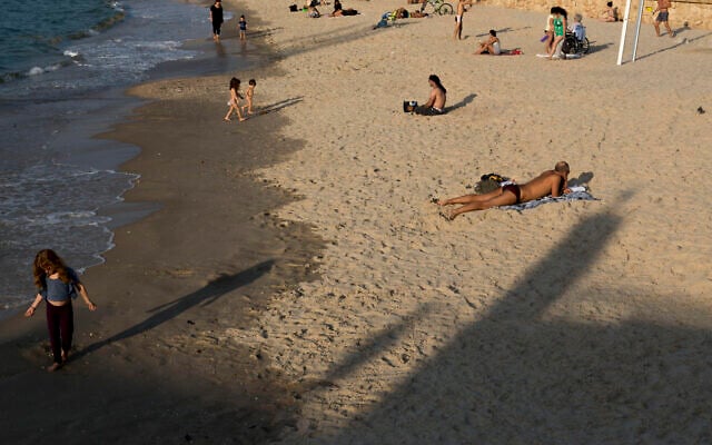 People on the Hilton Beach in Tel Aviv, on November 15, 2014. (Danielle Shitrit/FLASH90)