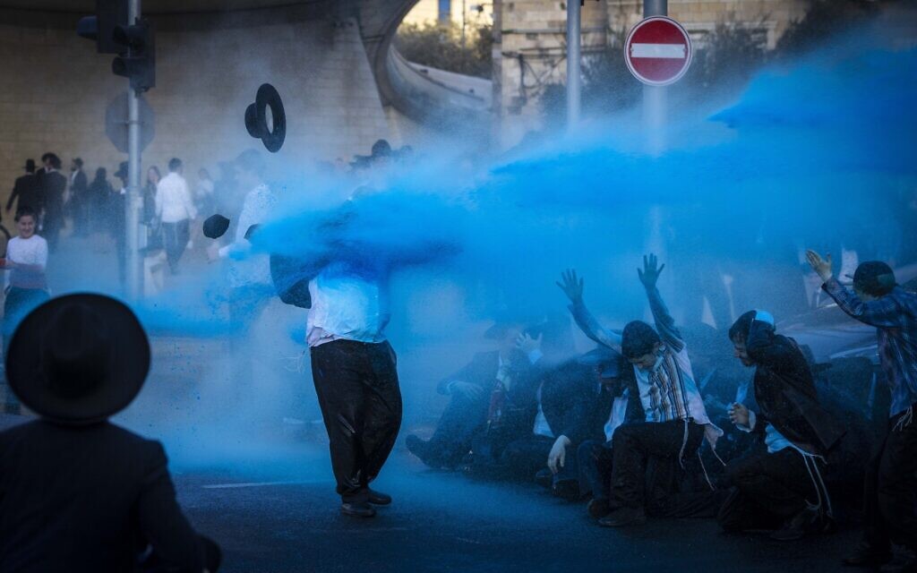 Police use a water cannon to disperse protests against the arrests of ultra-Orthodox men who failed to comply with their army draft orders, in Jerusalem, September 29, 2022. (Olivier Fitoussi/Flash90) Police use a water cannon to disperse protests against the arrests of ultra-Orthodox men who failed to comply with their army draft orders, in Jerusalem, September 29, 2022. (Olivier Fitoussi/Flash90)