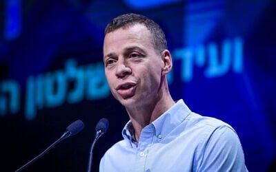 Journalist Amit Segal in Tel Aviv, December 8, 2022. (Tomer Neuberg/Flash90)