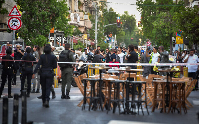 Police and other emergency personnel at the scene of a suspected terror attack in Tel Aviv on August 5, 2023. (Avshalom Sassoni/Flash90)